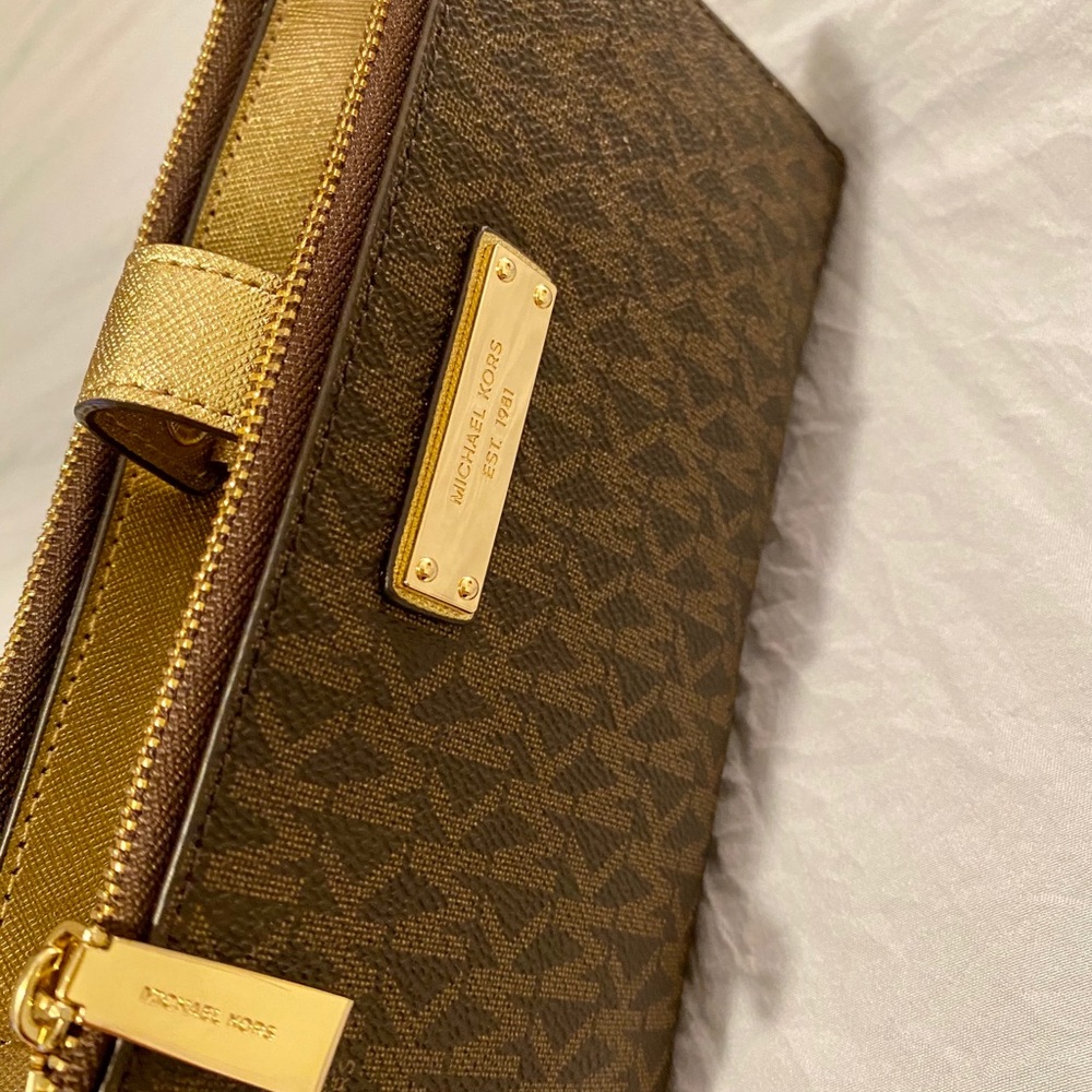 Wristlet wallet